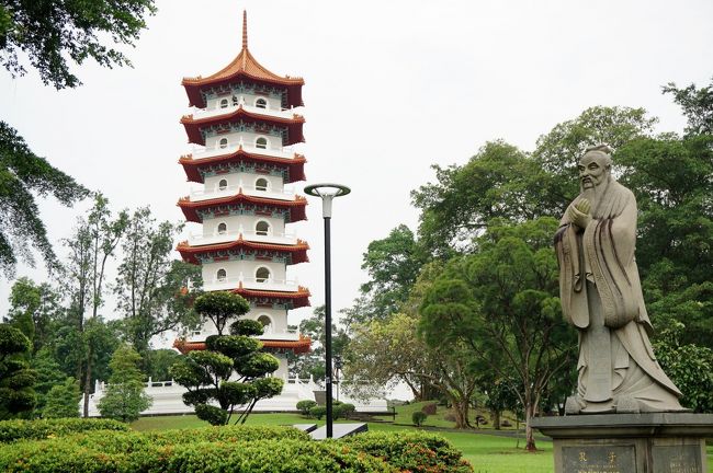 2018年9月18日(火)<br /><br />4泊5日のシンガポール旅行、2日目。<br />「アジア文明博物館」の見学の後は、ナショナル・ギャラリーへ。<br />絵画鑑賞後、素敵なレストランでプラナカン料理のランチ!<br /><br />午前中、博物館を見学していた時から違和感を感じていた左肩。<br />ひどい肩こりが原因で、バッグのショルダーストラップが触れただけでも痛くなってしまう…。<br />痛み止めを飲もうと、いったんホテルに戻りました。<br /><br />これって休めってこと?<br />思ったけれど、中秋の時期のチャイニーズ・ガーデンは特別らしい。<br />夕方、郊外にある庭園に出かけました。<br /><br />(旅行期間:2018年9月17日~9月21日)