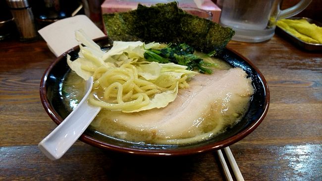 今日は、松本でランチです。前日の二日酔いが長引き汁物しか受け付けなさそうなので、ラーメンにしました。少し郊外になりますが、らあめん「寸八」(ずん ぱち)さんへ行ってきました。毎週、水曜日だけ塩の日になります。豚骨塩ラーメンを今日は食べてきました。非常に美味しかったです。<br />