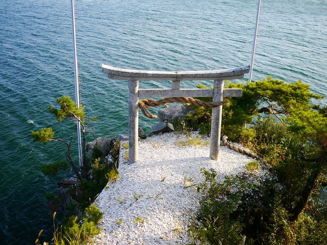 快晴の土曜日<br />以前から行ってみたかった竹生島へ行ってきました(*´∀`*)<br />都内から長浜港出航の最終便までギリギリの時間しかない...<br />アクシデント(渋滞含)があったらアウトだね(。-∀-。)といいつつ<br />ここは頑張ってもらいましょう(n´v`n)頑張れ愛車くん<br /><br />ナビの到着時間とにらめっこしながら始まった竹生島旅<br />どうなることやら...<br /><br />------------------スケジュール----------------------<br />14:05 長浜港<br />14:10-14:40 竹生島クルーズ 長浜航路(長浜港 →竹生島)<br />14:40-15:20 宝厳寺<br />15:20-15:45 都久夫須麻神社<br />15:50 cafe&shop ここや<br />15:55-16:25 竹生島クルーズ 長浜航路(竹生島→長浜港)<br />16:38-16:52 鳥喜多<br />16:56 芋平<br />17:05-18:00 長浜駅周辺散策<br />19:35-22:00 なばなの里<br />23:10-23:35 味仙