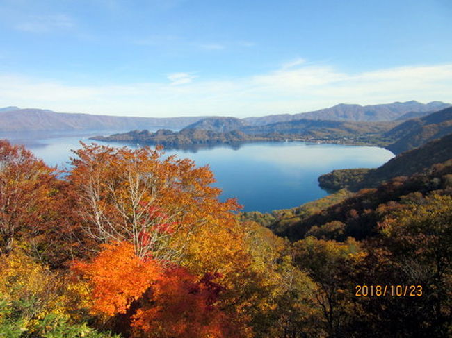 2018年10月22日から6日間、十和田湖、奥入瀬、八甲田山の紅葉を楽しんできました。<br />最初に向かったのは、十和田湖と奥入瀬です。<br />この日は快晴でした。こんな素晴らしい天気に恵まれ、ハイテンションになってました。