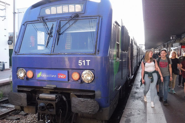 2018年9月12日(水)、フランス4日目。今日はパリを離れベルサイユ宮殿へ行きます。足はRER。<br /><br />前の旅行記・・・ムーラン・ルージュ編<br />https://4travel.jp/travelogue/11422635<br /><br />□9月8日 名古屋から香港<br />□9月9日 香港からパリ、パリ散策<br />□9月10日 ルーブル美術館、エッフェル塔<br />□9月11日 モンマルトル散策、ムーランルージュ<br />■9月12日 ベルサイユ宮殿、凱旋門、シャンゼリゼ通り<br />□9月13日 モンサンミッシェル(泊)<br />□9月14日 モンサンミッシェルからパリ・モンパルナス<br />□9月15日 ルーブル美術館、オルセー美術館、エッフェル塔<br />□9月16日 パリから香港<br />□9月17日 香港から名古屋