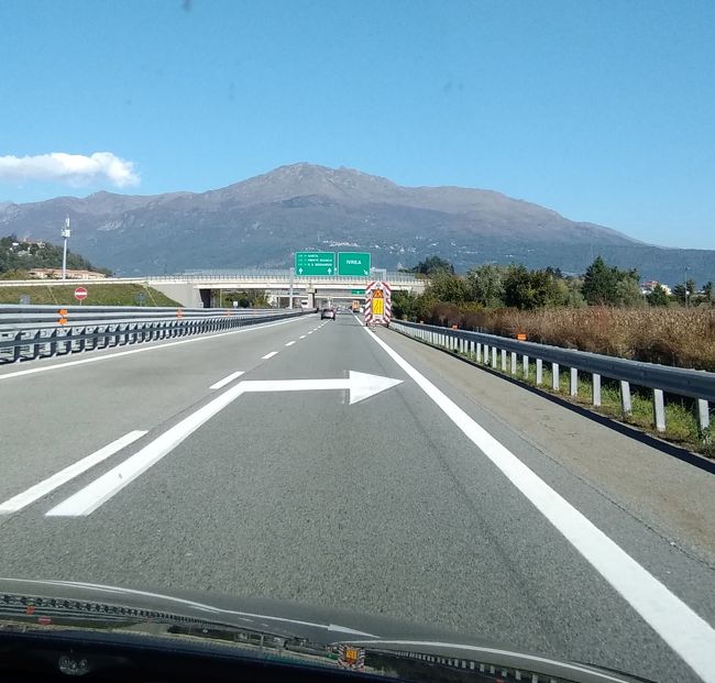 イタリア北部のアルプス国境沿いを西から東に、全走行距離 2000kmをドライブしました。<br />イタリアでのドライブ旅行に役立つ情報（Tips）と、グルメ情報を記載します。<br />