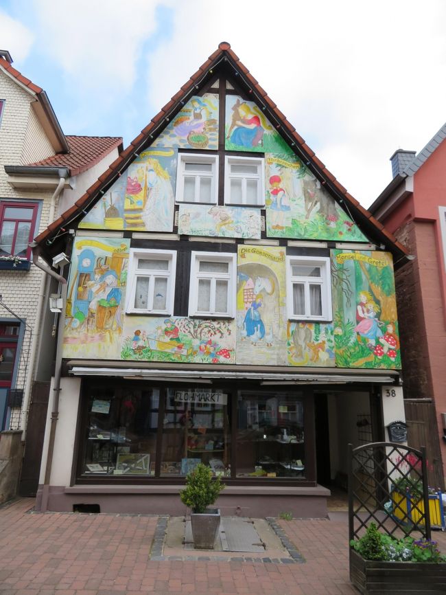 2018年5月11日（金）Steinau　シュタイナウに足を運んでみました。 <br />表紙のフォトは BruderGrimm　Str.　グリム兄弟通りにあるお店です。<br />Bruder Grimm　グリム兄弟の童話の作品が壁に描かれています。<br /><br />この街のお家がとても可愛らしい!(^^)!<br />木組みの建物で、あまり見たことのないタイプの木組み造りが多くて目にする事が出来てとても嬉しかったです。<br />グリム兄弟の童話作品の置物が玄関に飾られていたりしていました。<br />
