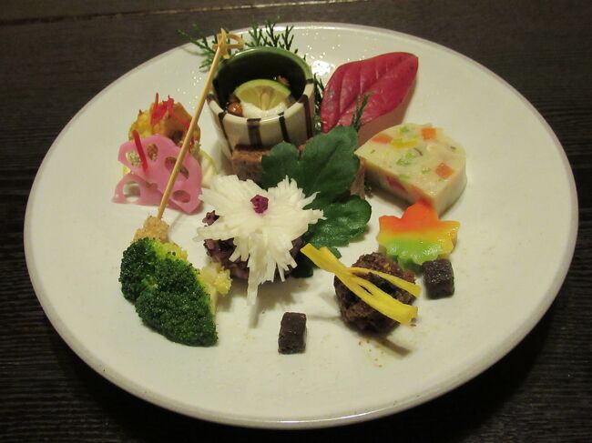 普茶料理は4人以上で同じ卓を囲み大皿から取り分けて頂くものです。<br />最低二人からでないと受け付けて貰えない店が多い中、一人でも受け入れてくれるお一人様には嬉しいお店がここ「普茶料理 凡」。<br />しかも全て個室。<br />鷲神社の直ぐ近くに在るので「二の酉の市」の日に伺いました。<br />
