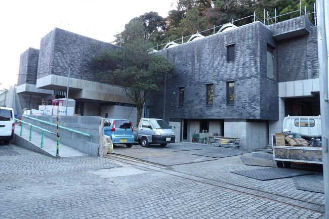 　鶴岡八幡宮の御谷駐車場と道路を隔てて建っている近代美術館鎌倉分館は平成29年（2017年）9月よりリニューアル中で、2019年秋のリニューアルオープンを予定している。1年を切って、そのリニューアル工事が佳境に入っいるようだ。この建物の設計者は、大?正人（大正12年（1923年）～平成22年（2010年））である。独創的なデザインではあるが、山や木々と打ち溶けていた。<br />　リニューアル工事中で工事車両が多く駐車しており、内装工事が進んでいるのだろう。<br />（表紙写真はリニューアル工事中の近代美術館鎌倉分館）