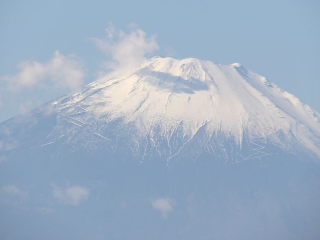 　江の島の西に富士山があり、稚児ヶ淵は南の相模湾に面しているから、富士山は下に下りて岩場を西に回り込んだ辺りから見えるのであろうと思っていた。しかし、稚児ヶ淵に下りる茶屋の間の階段からその真正面に富士山が見えているではないか！しかし、この方向に富士山があって、何故半月前には気が付かなかったのか？稚児ヶ淵の崖の上からはどこからでも富士山が見えるのに、何故？確かに半月前はここ稚児ヶ淵の崖の上には多くの外国人がいた。しかも、その誰もが写真を撮っていたが、富士山はバックには映らなかっただろう。<br />　それにしても地図では稚児ヶ淵の崖の下の平な岩場も江の島の島域として描かれている。また、洲鼻口から遊覧船が着く遊覧船のりばも半月前は波に洗われていた場所だ。<br />　お昼前から富士山に雲が掛かり始めている。お昼を回ると頂上付近に雲が掛かり、その雲の影が落ちて、富士山の冠雪した雪の白を青味掛かったグレーの色にしている。その影の形が唇の形だ。すなわち、キスマークに見えるのだ。誰かが富士山にキスするとは、何て大胆な！<br />（表紙写真は富士山にキスマーク）<br />