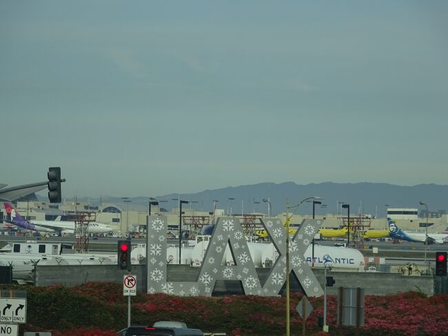 JGC会員として最初の旅行は、2018年1月に有効期限ギリギリのマイルを全てつぎ込んだロサンゼルス往復プレエコチケット利用の旅となりました。シアトルに住んでいる友人ファミリーとロスで合流して7人で楽しく旅行して来ました。40年来の付き合いで、私のことをよく理解している人達のおかげで、とても有意義な8日間でした。現地の生活感も味わえるリーズナブルな旅行をコーディネートしてくれた友人ファミリーに感謝感謝です。旅行記①から⑧を最後まで読んでいただき、ありがとうございました。<br /><br /> <br /> ⑧ 8・9日目 ロサンゼルス空港 成田空港<br /><br />
