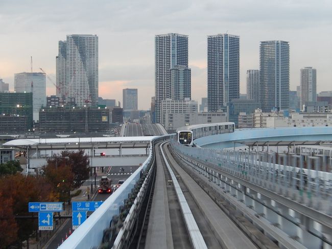 11月16日、午後4時10分に国際展示場正門駅よりユリカモメに乗り豊洲駅まで行きました。 丁度黄昏時でユリカモメから見られる風景は素晴らしかったです。<br /><br /><br /><br />*写真は市場前駅付近の風景