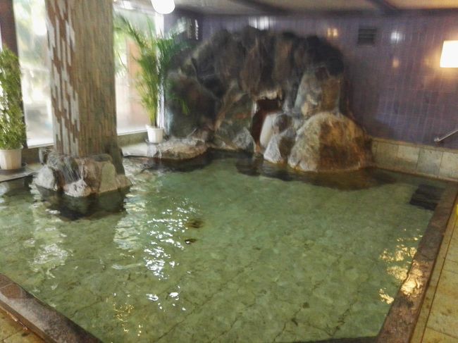 先週の3連休は「弾丸香港の旅🎵」https://4travel.jp/travelogue/11409755……<br />先々週の3連休は「恒例の草津温泉の旅🎵」(毎回同じなんで旅行記は省略しますぅ)……<br /><br /><br /><br /><br />カレンダー上では9月の3連休は終わったはずなのに……どさくさに紛れて有給使って最終週も3連休にしちゃったオキャマ……😃✌<br /><br /><br /><br /><br /><br />久々に相方と伊豆へ2泊3日のドライヴ旅に出掛けてきましたぁ~……🚗💨💨💨<br /><br /><br /><br /><br /><br />折角2泊するんだからと、1泊目は西伊豆の土肥温泉♨へ……そして2泊目は東伊豆の伊東温泉♨へ温泉三昧の旅にしてみましたぁ🎵<br /><br /><br /><br /><br />🌀台風🌀が近づいてきてるようですが……どうなることか……とりあえず行ってみましょ❗<br /><br /><br /><br /><br /><br />①「台風接近中!①御殿場アウトレット&土肥温泉で海の幸 by オキャマ二人旅♪」<br />https://4travel.jp/travelogue/11416695<br /><br />②「台風接近中!②伊東温泉で台風遭遇&富士山が美しい御殿場アウトレット by オキャマ二人旅♪」⬅こちらですぅ🎵<br /><br />
