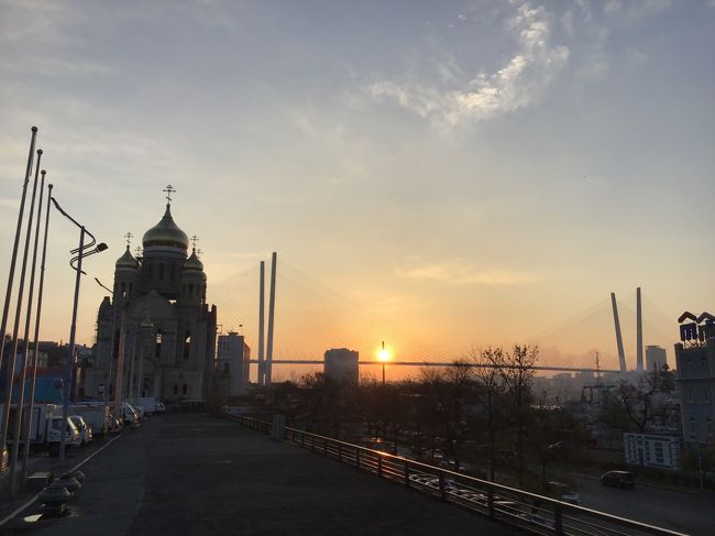 ネットの友人と2泊3日でウラジオストク訪問。極東ロシアの港町を楽しんできました。旅慣れた方々ばかりなので飛行機はバラバラ、同じホテルにしとけばいいでしょ、ということで緩めの現地集合w。<br />飛行機はS7航空を利用。レビューはこちらをご覧ください。 http://4travel.jp/airline/s7_airlines/tips/13371057/<br />短距離なので多くを求めず、直行便で行けてラッキー、くらいのノリがいいと思います。ホテルはジェムチェジュナホテルにて2泊。レビューはこちらでどうぞ。 http://4travel.jp/os_hotel_tips_each-13372767.html<br /><br />初日は移動のみ、ホテルで夕食して終了。翌日は徒歩で市内観光ののち、シーフードにて夕食(最後の晩餐)。最終日はホテルからほとんど動くこともなく昼前に出発、慌ただしいながらも楽しい旅行でした。市内中心部だけであれば2泊でも十分に楽しめる街だと確認できました。いわゆるロケハンでしたw<br />