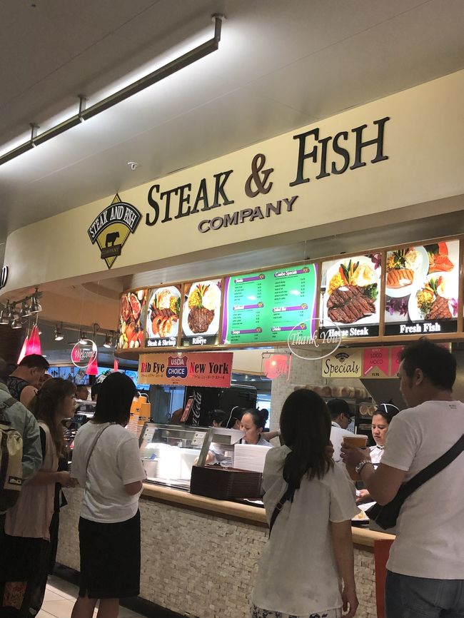 フードコート人気のsteak&amp;fish<br />シュリンプ&amp;ステーキをオーダー<br />持ち帰る場合は、ツーゴーと言うと<br />ボックスに入れてくれます。<br />お部屋でゆっくり食べるのも良いかも、、、<br />今回は、 フードコートで 食べました。<br />大きなガーリック味のシュリンプ4個と<br />柔らかいステーキ、期待以上の美味しさ<br />マッシュポテトと蒸し野菜付き、とても美味しかった。