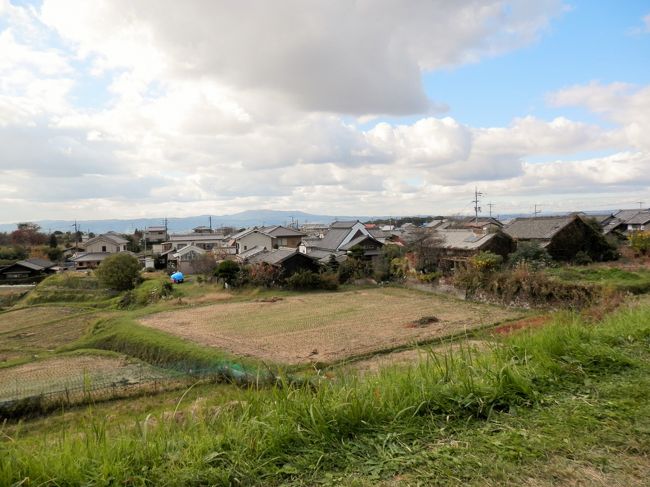 コース　近鉄奈良駅～新薬師寺～白毫寺～山村町バス停まで<br /><br />ちょっとマニアックな日本最古の官道といわれる「山の辺の道・北コース」<br />の半分（約１０K)を歩いてきました。<br /><br /><br />★　画像は生駒山方面と鹿野園町の古い家並みを一望する気持ちの良い風景