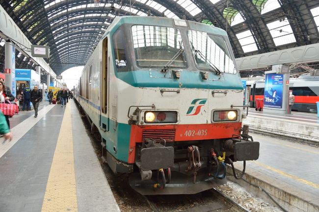 ミュンヘンからミラノへは夜行列車で移動します。<br />当時、この夜行列車に乗るため、色々調べたのですが、全然情報がなく大変でした。というのも、元々ドイツの国鉄DB社にて運営していた ヨーロッパの夜行列車ユーロナイトが廃止され、オーストリアのOBB社が2017の1月からナイトジェットに名前を変え運営し始めたばかりだったんです。それにともない、サイトもリニューアル。<br /><br />直接サイトからチケットを購入する予定だったのですが、サイトがリニューアルしたら、金額の表記の仕方が何か変??<br />某旅行会社に問い合わせたところ2人で252万円。一等席ですからお値段しますとのこと・・・。<br /><br />豪華列車だったらわかるけど、普通の寝台電車なんですけどーーー!!<br />とかいろいろありましたが、無事チケットをゲットし乗れました^^