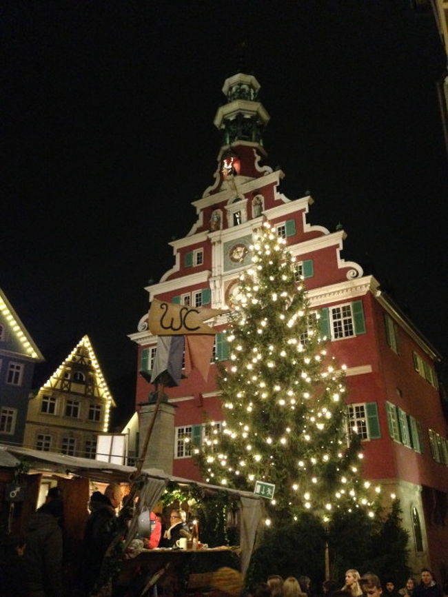 店員が中世風のコスチュームを着て、雰囲気を盛り上げる。ドイツの中でも少し変わったクリスマスマーケット。すこし、ドラクエ気分。<br /><br />シュツットガルトから電車で１５分程度にあるこの町は、正式名称をEsslingen am Neckar。その名前の通り、ネッカー川が町の真ん中を流れています。<br /><br />写真は、Marktplatzにある旧市庁舎とクリスマスツリー。WC(トイレ)のサインが邪魔です。<br />