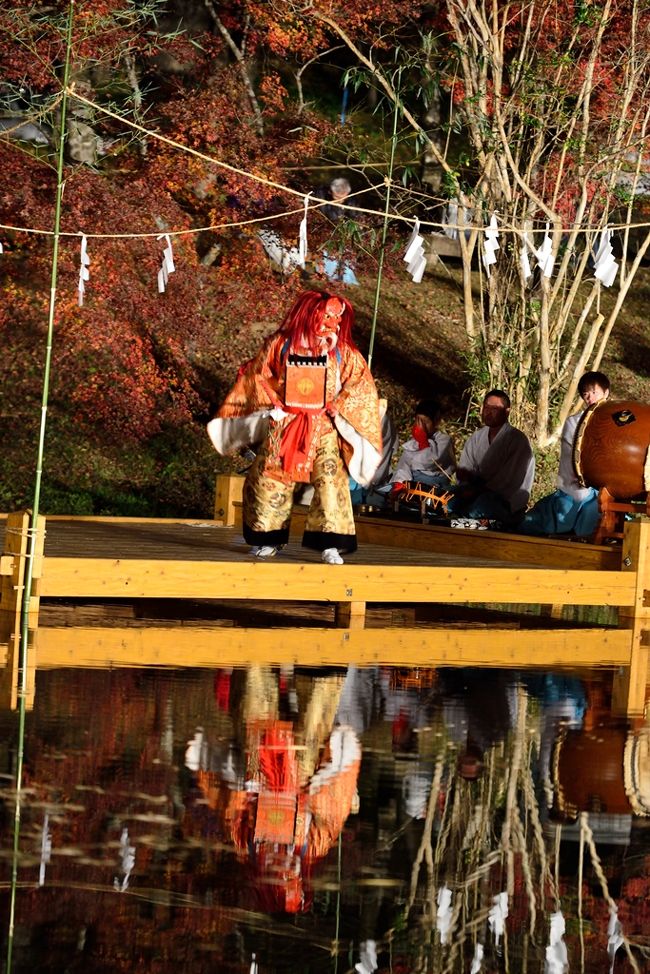 用作公園で紅葉祭りの最中、心字池に特設ステージを設け、夜神楽が行われました。