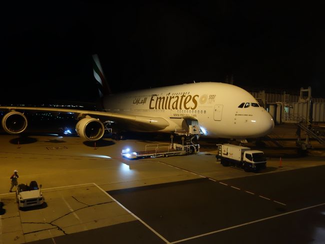 関空から,ドバイ経由,バルセロナへ。エミレーツ航空で。名古屋-関空はエミレーツのバスの便。このバス便がしっかり eチケットにのっていて,EK7031 と番号までついています。運転手のほかに,アテンダントまで同乗しました。