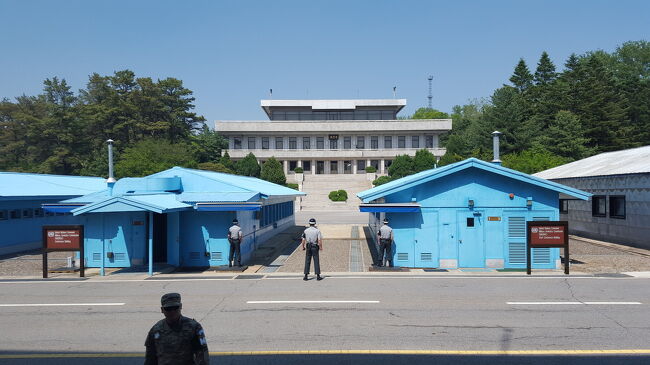 新潟⇔仁川<br /><br />チケットは大韓航空の公式サイトより購入。往復で33000円くらいでした。<br /><br />ネットでなんとなく見ていた板門店。何度か見ているうちにど~しても自分の目で見たくなってしまい…人生初の海外一人旅に至りました。<br />わりと出不精で旅行や海外になんか全く興味がなかった自分が、いろんな場所に行きたい!と目覚めてしまった旅であります…。<br />人生何があるかわからないもんです…。