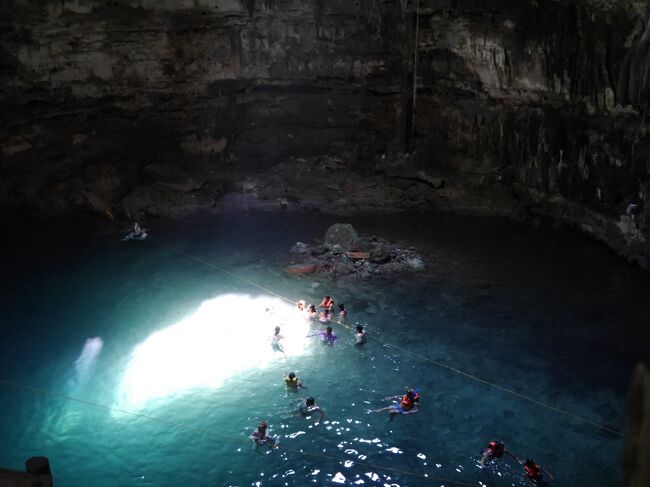 メキシコの世界遺産を見に夫婦で旅行しました。旅工房のANAのプレミアムエコノミーで行くメキシコシティのフリ－ツアーに個人でアレンジ、カンクンを加えました。（カンクンのホテルは自己手配）これで、ANAの大阪～メキシコシティのプレエコの航空券の価格より、ホテル代、メキシコシティ～カンクンの航空券代を入れても安くなりました。<br />日程<br />3月16日　伊丹～成田～メキシコシティ　メキシコ自治大学（壁画観光)メキシコシティ泊<br />3月17日　プエブラ、チェルーラ　英語現地ツアー　メキシコシティ泊<br />3月18日　メキシコシティ～カンクン　　カンクン泊<br />3月19日　チチェンイッツア遺跡、セノーテ、エクバラム遺跡　 日本語現地ツアー　カンクン泊<br />3月20日　イスラムヘーレス観光　カンクン～メキシコシティ　メキシコシティ泊<br />3月21日　テオティワカン遺跡、市内歴史地区、人類学博物館　日本語現地ツアー　機内泊<br />3月22～23日　メキシコシティ～成田～羽田～伊丹<br /><br />メキシコ旅行２.の行程<br />3月18日　メキシコシティホテル6：40＝タクシー＝メキシコシティ空港　9:10発＝AM597 ＝ カンクン 空港12:22 着＝送迎＝ホテル<br />ホテル＝バス（R1,R2）＝Playa Delfines～エルレイ遺跡～カンクンモニュメント＝バス＝ホテル～夕食～ホテル<br />3月19日　ホテル7:10＝現地ツアー＝チチェンイッツア遺跡～セノーテ（スイミング）～昼食<br /><br /><br /><br />