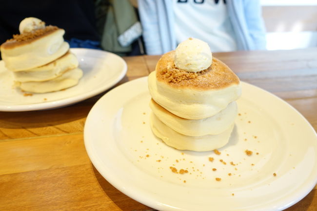 奥さんと次女が食べてとてもおいしかったというので、長女も連れて早起きしてみなとみらいのメレンゲというパンケーキ店に行って来ました。<br />