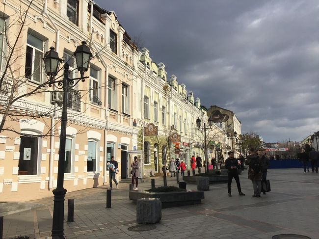 ネットの友人と2泊3日でウラジオストク訪問。極東ロシアの港町を楽しんできました。旅慣れた方々ばかりなので飛行機はバラバラ、同じホテルにしとけばいいでしょ、ということで緩めの現地集合w。<br />飛行機はS7航空を利用。レビューはこちらをご覧ください。 http://4travel.jp/airline/s7_airlines/tips/13371057/<br />短距離なので多くを求めず、直行便で行けてラッキー、くらいのノリがいいと思います。ホテルはジェムチェジュナホテルにて2泊。レビューはこちらでどうぞ。 http://4travel.jp/os_hotel_tips_each-13372767.html<br /><br />初日は移動のみ、ホテルで夕食して終了。翌日は徒歩で市内観光ののち、シーフードにて夕食(最後の晩餐)。最終日はホテルからほとんど動くこともなく昼前に出発、慌ただしいながらも楽しい旅行でした。市内中心部だけであれば2泊でも十分に楽しめる街だと確認できました。いわゆるロケハンでしたw<br /><br />前回の報告はこちら https://4travel.jp/travelogue/11423616