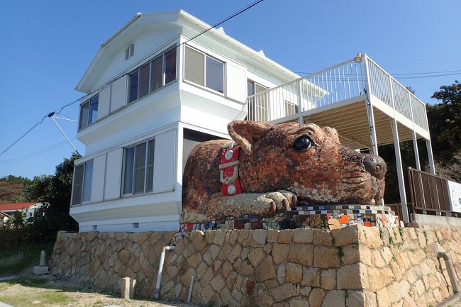 瀬戸内海の島々をサイクリングといえば、しまなみ海道、とびしま街道などが有名だが、今回は折り畳み自転車のcarrymeを初めて飛行機に載せて岡山の笠岡からスタートし船で島を転々とし真鍋島、佐柳島、高見島をサイクリングしながら多度津へ渡り高松で一泊のあと、豊島、犬島、直島をサイクリングしながら転々とした。<br /><br />以前、小豆島、豊島、直島を訪問したときの記録<br />https://4travel.jp/travelogue/10724112<br />こうやって何となく記録に残すと忘れていた記憶が蘇るのでよいと思った。<br />