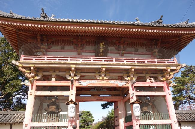 大阪府は,国宝の建築物5件に国宝仏像5件と全国的に考えるとかなり文化財の多い都道府県です。中でも国宝仏像に関しては,秘仏であるものが多くなかなか拝観できないのですが,18日は公開されているところが多く,今回はそちらをメインに何か所かおまいりしてきました。なお,仏像の写真は掲載していません。ぜひ,直接おまいりいただけるとうれしいです。