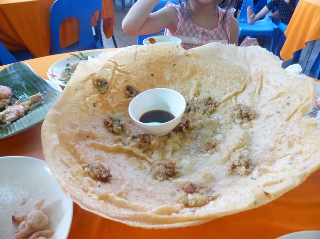夏休み後半は東南アジアへ。行きたいところとマイルで行けるところをつないだ結果、インドネシアのジャカルタ→マレーシアのクアラルンプール乗継でマレーシアのクチン→シンガポールというルートになりました。<br /><br /><br />******************************************************************<br /><br />ダマイビーチからクチン市内に戻り、いよいよクチン滞在も終盤になりました。最後はクチンの町ぶらぶらと、スーパーでお土産調達、そしてお楽しみのトップスポットフードコートでシーフードです!<br />