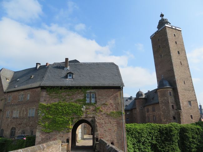 2018年5月11日（金）Steinau　シュタイナウに足を運んでみました。 <br />表紙のフォトはSchloss Steinau　シュタイナウ城です。<br />グリム兄弟が幼少期に過ごした街でお城は13世紀末ごろにハーナウ方伯氏の居城として建てられたようです。16世紀ごろに改築されて現在のルネサンス様式になっているみたいです。<br />私達がお城の周りを散策していたら、前から素敵な女性が現れ、一緒に写真を撮ってもらいたくて、片言のドイツ語でお願いしたところ、快く一緒に写真を撮って頂けました。<br />