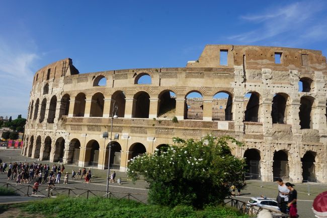 母と娘でのんびりイタリア4都市(ローマ、フィレンツェ、ベネチア、ミラノ)を回ってきました。飛行機、ホテルと都市間の移動の鉄道のみ手配してもらいました。盛りだくさんの楽しい旅となりました。まずはローマ編です。