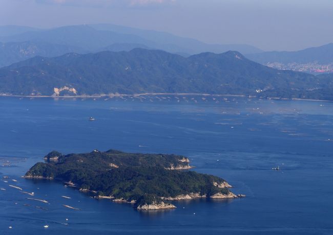 1300　2010年にも行った宮島ロープウエィ，今日は天候がいいので素晴らしい景色だろう　紅葉もあって結構込んでいたが，38分の待ち時間で乗ることができた．ここのロープウエィは循環式と交走式と楽しめる．<br />やはり獅子岩からの景色は素晴らしかった．疲れた家人をここにおいて，私一人で弥山に．一度下ってからの登りで，けっこうきつかった．弥山本堂，霊火堂から不動岩，くぐり岩経由で弥山山頂へ　山頂の景色は獅子岩以上に素晴らしかった　汗をかいて上った価値があった！！くぐり岩など頂上近くの巨石は大きな信仰を生んだと思う．1512今度は下りだ！干満岩経由で降りる<br />2010年8月も快晴できれいだった，https://4travel.jp/travelogue/10501583参照を