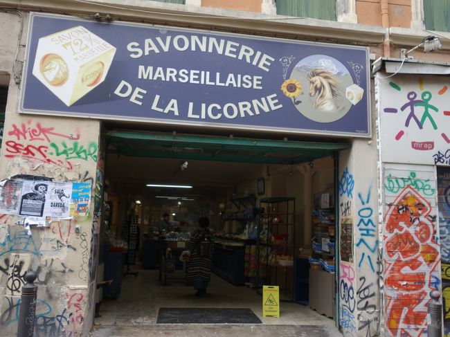 ル・コルビジュエのアパートを見たので，あとは石鹸を買うのが第二の目的です。街歩きしながら，３軒の石鹸屋さんに寄りました。