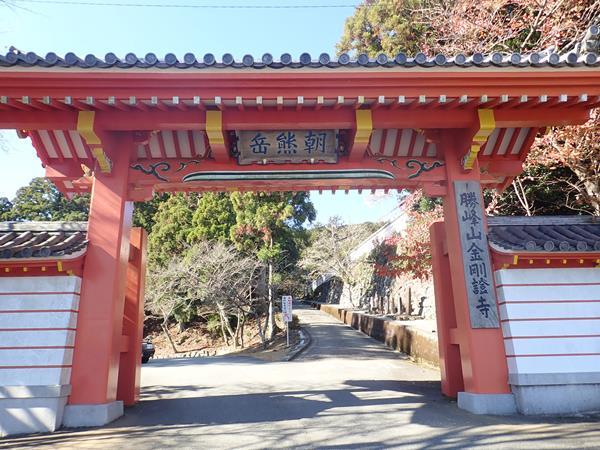 金剛證寺（こうごうしょうじ）は伊勢市の朝熊（あさま）山頂近くに建つお寺で古くから伊勢神宮の鬼門を守る寺として信仰されてきました。<br />「お伊勢参らば朝熊をかけよ、朝熊かけねば片参り」と伊勢音頭に唄われ、お伊勢参りとともに訪れる習慣があったそうです。<br />また、この辺りでは江戸期以降、宗派を問わず葬儀の後に朝熊山に登り、金剛證寺の奥の院に塔婆を立てて供養する「岳参り」「岳詣（たけもうで）」などと呼ばれる風習があるそうです。