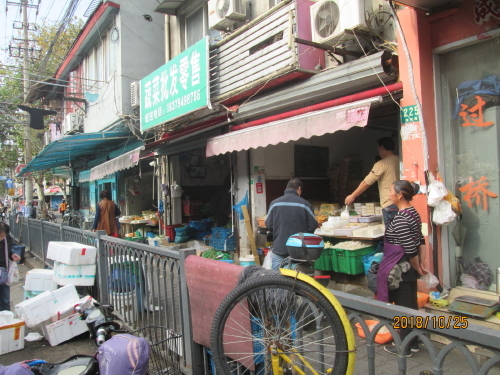 前回の訪問から5年経ちました。現在上海市は店舗規制が厳しく屋台、露店は完全に禁止、店舗も住宅の一部を店舗にした物は撤去となります。飲食店は調理設備を整え認可を受けなければなりません。最後に店舗改装で看板等統一させられます。でも個人営業の小さな店舗に改装資金など無いでしょう。営業停止に成れば生活に困ります。楊浦区は工場地帯であった為、再開発が遅れここに来て地下鉄が開通し、道路を拡張し、高層住宅が建ち、巨大ショッピングモールが開業するなど街並みが変わって来ました。行政は区単位で行われていますので虹口区と比べれば楊浦区は遅れています。虹口区は厳しく店舗閉鎖が見られ、黄浦区は通り全てが無くなってしまいました。今後どのように変わって行くのでしょう。