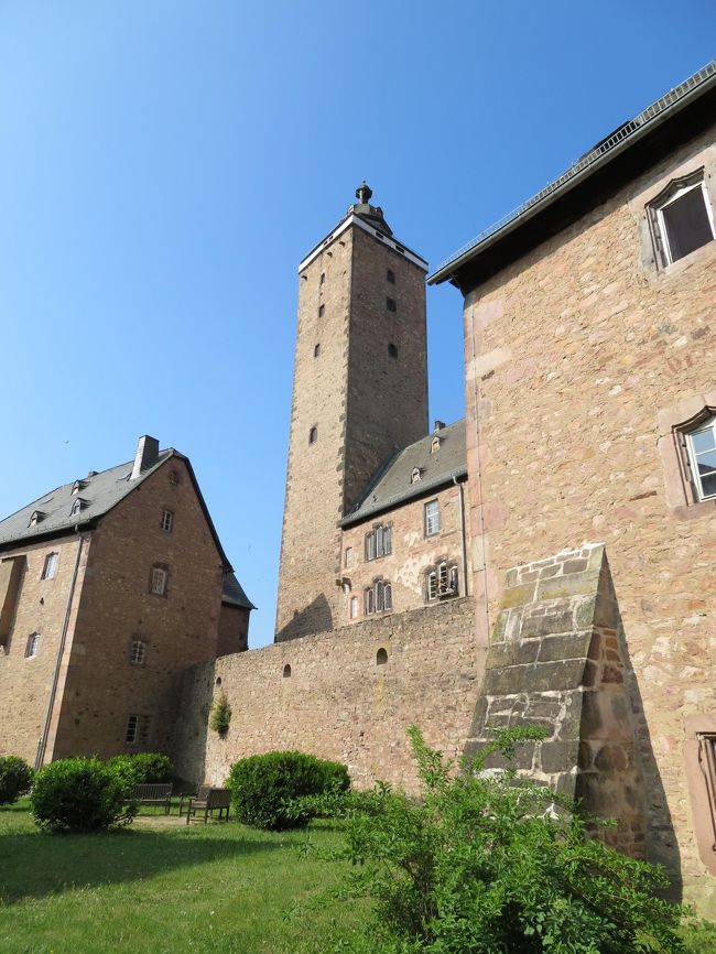 2018年5月11日（金）Steinau　シュタイナウに足を運んでみました。 <br />表紙のフォトはSchloss Steinau　シュタイナウ城です。お天気になって来たので、もう一周お城の周りをお散歩する事に!(^^)!<br />※お城で一緒にフォトを撮って下さったご婦人に再開することが出来ました。子供達のガイドとしてお仕事をされていました。<br />私もあのご婦人にガイドされたかったなぁ～!(^^)!<br /><br />お城の近くに小川が流れています。<br />キンツィヒ川!(^^)!<br />小川の周辺をお散歩する事が出来ますのでぜひ！<br /><br />