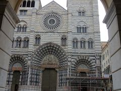 白と黒の縞模様の教会。イスラムの影響がジェノヴァまで押し入っているのか。