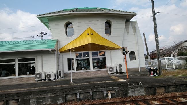 秋のJR九州ウォーキング（田主丸駅）に参加した。久大線を利用して熊本からの一日日帰りの旅である。いつもの列車でいつものように出かけてウォーキングをして帰ってくるというコースである。<br />田主丸駅に降りたら一番に目についたのが河童がいろんなところにいることであった。あっちこっちに河童がいる。駅舎も河童であった。これは筑後川の河童伝説からこのようにしているとのことであった。<br />往復はJR利用である。今回はあんまり行ったことはないが興味があったコースである。天気予報が悪かったので心配したが雨は朝のうちに病んでよかった。歩く中で汗が出て来るくらいの陽気であった。<br />田主丸駅からスタートしてそよ風ホールや耳納の市会場の福岡県緑化センター・久留米市田主丸浄化センターなどを通り内山緑化建設の屋上から街並みを展望する。途中は田んぼに交じって樹木関係の畑が多くなっていく。特に柿の果樹園が目立ってくる。<br />屋上からの展望はよかった。ここは耳納山系のやや高台になっており標高がちょっと高くなっている。ガーデンショップ散歩道を通って、右田果樹園で柿を買う。「山苞（やまづと）の道」と名付けられている道を歩いていく。ここは果樹農園がずらっと並んでいるところで、秋の今は柿が旬で柿畑が広がっていた。そして最後にはヌーボー祭りが行われている巨峰ワインの会場へ。ここでワインの飲み比べを楽しんで気に入ったワインを1本買ってきた。ここで昼食をする。紅葉がきれいであった。<br /><br /><br />