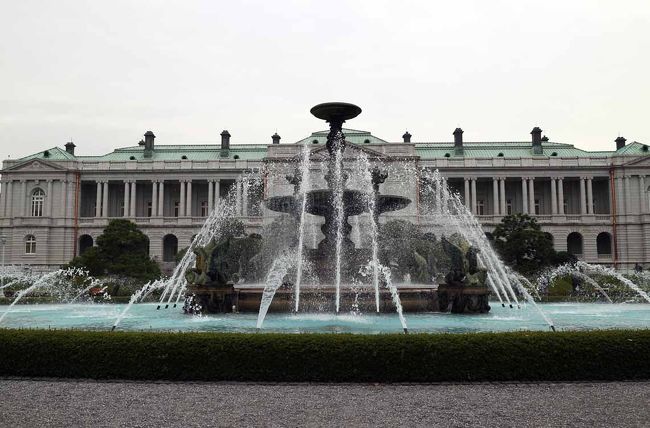 迎賓館赤坂離宮が一般公開されていることを知り、参観してきました。<br /><br />本館と庭園は予約なしでも見れますが、和風別館のみインターネットで事前予約が必要です。せっかく行くのだからすべて見たいと思い、1か月前に予約。料金は2,000円でした。<br /><br />ちなみに、通常時の参観料金は以下の通りです。<br />本館・庭園 1,500円(一般)<br />和風別館・本館・庭園 2,000円(一般)<br />和風別館・庭園 1,500円(一般)<br />庭園 300円(一般)<br /><br />建物周辺は厳重な警備体制で、入るのにも手荷物検査があり、やや緊張した中での参観。外観はまるでヨーロッパのお城のようで、内部はフランスやイタリアから取り寄せた調度品、シャンデリア、大理石などで贅をつくしたお部屋がたくさんあり、とても豪華でした。<br /><br />和風別館は専門ガイドがついてのツアーで、定員は20名。30分置きに開催されています。本館とは対照的に、和モダンな日本らしい佇まい。お庭も綺麗で、随所におもてなしの心が感じられました。<br /><br />アクセスは、JR四ツ谷駅で下車し、徒歩で約7分でした。