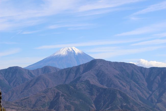 身延山、久遠寺<br /><br />鎌倉時代に日蓮聖人によって開かれ日蓮宗の総本山<br /><br /><br /><br />今回は、家族と出かけたので電車利用ではなく自動車!!<br /><br />東名高速からの富士山が綺麗でした。<br /><br />表紙の写真は、身延山山頂展望台からの富士山<br /><br /><br />