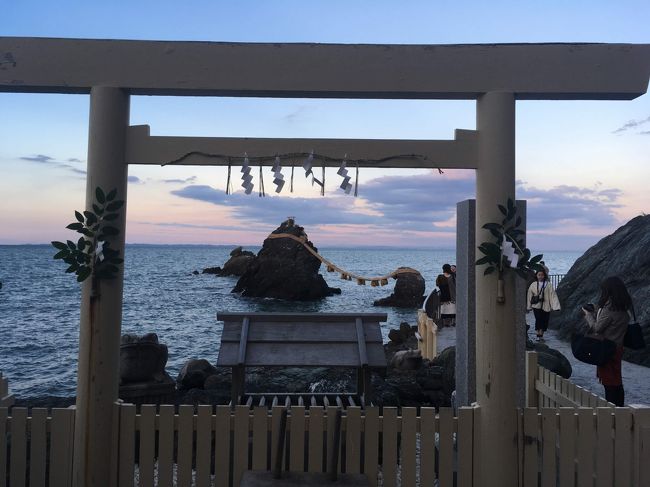入籍し、そのまま伊勢旅行へ強行しました。<br />昼過ぎの出発だったので、三重についたのはすでに夕方<br />とりあえず、夫婦岩をお参りしてきました。<br />境内にはあちこちにカエルの石像がありなぜなんだろう?と思いましたが、おそらく、夫婦岩横の岩がカエルに似ているから?かもしれません。<br /><br />夕日が輝く時間帯でしたが、生憎雲に隠れてしまい、夕日が沈むところは見られませんでした。<br />しかし、波の音を聞きながら静かに夫婦岩を参拝できただけで、じんわりと心に温かいものが広がりました。<br />平日の夕方にもかかわらず、意外と参拝客は多かったです。<br />二見興玉神社の参拝時間は17:00までだったので急いで参拝しましたが、無事御朱印もいただくことができました。<br />参拝される方はご注意ください。<br /><br />私達は東京から新幹線に乗り、名古屋駅で快速に乗り換え二見浦駅で下車しました。<br />旅館街を抜け賓日館前を通り過ぎ、海沿いの道を歩いて二見興玉神社に参拝しましたが、夫婦岩は二見興玉神社の奥の方にあります。<br />そのまま境内を抜けると龍宮社があるので、そちらにも軽くお参り。<br />更に先を抜け、閉店間際のめおと横丁に入店しました。<br />商売上手のお姉さんがおり、思わずお茶を購入してしまいました。<br />周辺のお店は二見興玉神社の参拝時間に合わせて閉店するところが多いようで、あまりお土産屋さんや食事処のようなお店はありませんでした。<br />もし、どうしてもお腹が空いたという方は、二見浦駅の周辺であればややお店もあり、車が多く通る大通りもあるのでその辺りで腹ごしらえをされるといいかもしれません。<br /><br /><br />私たちは翌日、伊勢神宮参拝を計画していたので伊勢市駅近くのコンフォートホテル伊勢に宿泊しました。<br />こちらはまだできたばかりのホテルで、とても内装がきれいです。<br />また、全部屋禁煙なのでノンスモーカーの私には最適でした。<br />大浴場がないのは残念でしたが、無料の朝食は種類豊富なバイキングでした。<br />しかも金曜日宿泊で6000円台で宿泊できたので、とても良かったです。<br /><br />インターネットで検索すると、伊勢民のソウルフードとしてからあげ丼なるものがあると知り、この日の夕飯はこれに即決しました。<br />徒歩約10分ほど歩き、隣の宇治山田駅のすぐ近くにある「まんぷく食堂」に行きました。<br />店内は男性客が多く、女性はあまり・・・な飲食店かと思いきや、お店を抜け座敷のある別の部屋に通されました。<br />こちらで周りの目を気にすることなくボリューム満点の「プチからあげ丼」を頼みましたががそれでも十分すぎるボリュームでした。<br />カリッとした唐揚げというよりは、ジュワッを肉汁飛び出すジューシーな唐揚げです。<br />卵とじされていますが、カツ丼のように甘辛いタレがよく染みて噛むたびに肉汁と甘み、醤油の塩辛さが絶妙にマッチして最高のお味でした。<br />聞くと同じ建物内にさらに別店舗もあるようなので、混んでいてもすぐ案内されるのだと思います。<br />夫は通常のからあげ丼を頼みましたが、男性でも満足できるボリュームではないでしょうか。<br />私たちは定食にしたので、ミニサラダとお味噌汁(赤だし)、お新香がついていました。<br />食事中も2組の学生さんが来店されていたので、地元の人に愛されるいいお店だなぁと思いました。<br />皆様もぜひ、伊勢に行ったら召し上がってみてください。