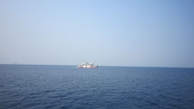 予定の無い気ままな旅の続きは5時間の船旅です。<br /><br />+ + + + + + + + + + + + + + + + + + + + + + + + <br />今回の旅で利用した乗り物は、タクシー、バン、スピードボート、ローカル船、フェリー、ダイビングボート、馬車、4WD、バイク、自転車<br />+ + + + + + + + + + + + + + + + + + + + + + + + <br /><br />ホテルにピックアップのバンがなかなか来ない ('ω')?<br />予定時刻を45分過ぎ、流石におかしい、、、<br />たまに忘れる事はありますか?とレセプションのスタッフに尋ねると、小さくYes...<br />オフィスに何度も電話をしてくれたけど、やっぱりかー。来る時から怪しかったしね。<br /><br />タクシーが来た!料金は向こう持ちらしい。<br />ドライバーは猛スピードで港に向かった!