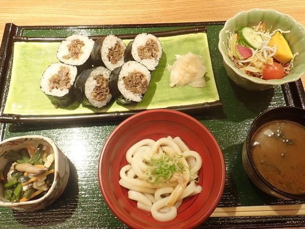 伊勢の市街地から伊勢志摩スカイラインで上る標高500mあまりの朝熊山頂(あさまさんちょう)展望台で伊勢湾に浮かぶ島々の風景を楽しんだ後、伊勢市駅へ戻ります。<br />伊勢市駅前の割烹寿司店で伊勢うどんと松阪牛しぐれ巻きのセットのランチ。伊勢名物で伊勢の旅をしめくくります。そうそう、おみやげの赤福も買って。
