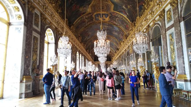 フランスの超有名観光地の一つであるヴェルサイユ宮殿、とうとうやってきました。<br /><br />写真コメント:有名な鏡の間。思ったより煌びやかさがなかったような・・・ガイドブックに騙されましたw<br /><br />※解説ではなくひたすらつぶやきのみですので悪しからず(;´∀`)