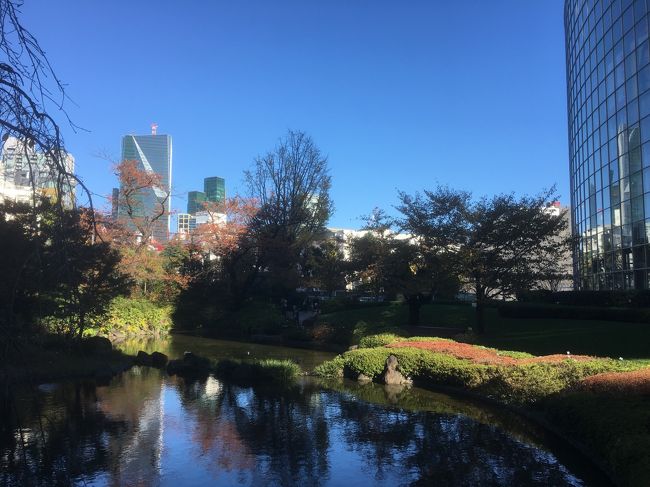 久々の3連休。<br /><br />外気は冬に向けて冷え込んできましたが、連休初日は好天に恵まれ絶好の外出日和。<br /><br />午前中に用事を済ませて、そのままこれまでほとんど行ったことのない六本木周辺を歩いてきました。