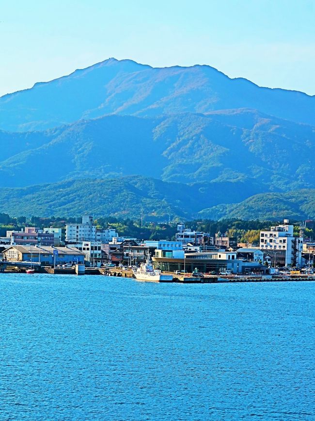 佐渡島は、新潟県西部に位置する島。全域が新潟県佐渡市に属し、佐渡弥彦米山国定公園に含まれる。面積は854.76km2で、本州などの主要4島と北方領土を除く日本の島の中では沖縄本島に次ぐ面積を持つ。島の周囲は262.7kmで、上越新幹線(大宮駅 - 新潟駅)の路線距離269.5kmにおおむね匹敵する。最高標高は金北山の1,172mで、その西隣の妙見山(標高1,042m)山頂には日本海の一定空域を監視する自衛隊のレーダーサイトがある。 カタカナの「エ」、またはアルファベットの「S」の字に例えられる特徴的な形を持つ。地形は3つに大別でき、北に大佐渡山地、南に小佐渡山地、この2つの間に穀倉地帯の国仲平野が広がる。大佐渡山地の北側は山が海岸のすぐそばまで迫り、断崖絶壁と無数の岩礁が約50kmにわたって連なる景勝地で、中でも尖閣湾が有名である。対して小佐渡山地は、大佐渡山地と比べるとなだらかな丘陵地帯で、自生のみかんや茶が見られる。 国仲平野は離島の平野としては広い面積を持ち、かつ真野湾に注ぐ国府川など多くの川で潤うため、水稲栽培が行われている。平野の西側に真野湾、東側に両津湾および新潟県最大の湖である加茂湖(汽水湖)があり、真野湾と加茂湖ではカキの養殖が行われる。 関ヶ原の戦いの後、佐渡は徳川家の支配地となった。1601年(慶長6年)には佐渡金山が発見された。江戸幕府は佐渡奉行所を相川に置き、幕府自ら直接統治を行った。明治維新では戦火を免れた。現在では金の採掘は行われていない。歴史的な神社仏閣が保存されており、こうした様々な史跡めぐりをする観光客が毎年訪れている。(フリー百科事典『ウィキペディア(Wikipedia)』より引用)ときわ丸は、佐渡汽船が運航しているフェリー。 神田造船所川尻工場で建造され、2014年4月8日に就航した。 船名は公募され、社内の選考委員会で決定、2013年4月24日に発表された。永久不変を表す「常磐」と佐渡の象徴である「朱鷺」、和らぎを示す「和」をかけ、穏やかな凪の洋上を羽ばたくトキをイメージして、「ときわ丸」と命名された。新潟両津航路 新潟港(新潟市) - 両津港(佐渡市)本船とおけさ丸 (3代)の2隻で1日5往復、繁忙期は最大7往復が運航される。船体は6層構造で最上層の6階が操舵室および乗組員区画、5・4階が旅客区画および乗組員区画、3階が旅客区画、1・2階が車両搭載区画となっている。 (フリー百科事典『ウィキペディア(Wikipedia)』より引用)佐渡汽船 については・・https://www.sadokisen.co.jp/