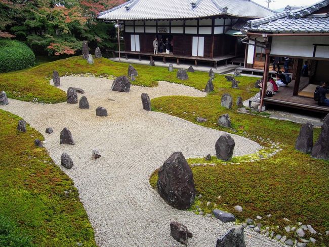 虹の苔寺と呼ばれる京都の紅葉の穴場、東福寺の境外塔頭光明院と夜の伏見稲荷