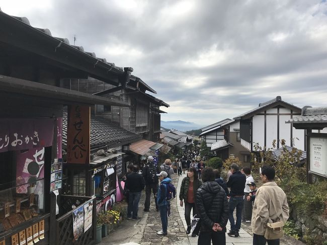 馬籠峠から馬籠宿への道のり。<br /><br />馬籠峠を越えるとやっと山間部を超えた風景となる。また、ウォーカーとの出会いが増す。<br />この辺りの紅葉は見事だった。<br /><br />馬籠宿の入口に当たる陣馬跡展望台からの風景は素晴らしい。<br />馬籠宿は人混みだらけ。町並みを楽しむどころではない。しかし、一歩踏み出して外れれば長閑な山村風景が広がっている。<br /><br />