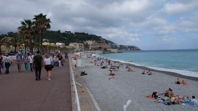 ニースは遠かった。何がって、他のフランスの都市も魅力的で、過去ボルドーに10泊しても楽しくてまだいたかった私のことだから、ニースもたくさん時間がいるだろうなぁ、と思ったから。きちんと時間をかけてみたかったから。それでの１週間滞在にしてみました。結論　－　時間はそれでも足りなかった（笑）。そしてフランス国鉄スト中により、リスク回避で高速列車に乗らず、リヨンのペラーシュ駅からバスでニース空港移動　約７時間という、飛行機を使わないのにバス料金が魅力だったため、こんな手段に出ました。<br /><br />June 1 Leaving Toronto, Arriving at Annecy via Montréal <br />June 2 - 3 Annecy 　<br />June 4 - 5 Chamonix-Mont Blanc <br />June 6 - 9 Lyon 6 <br />June 10 - 17 Nice　←day １