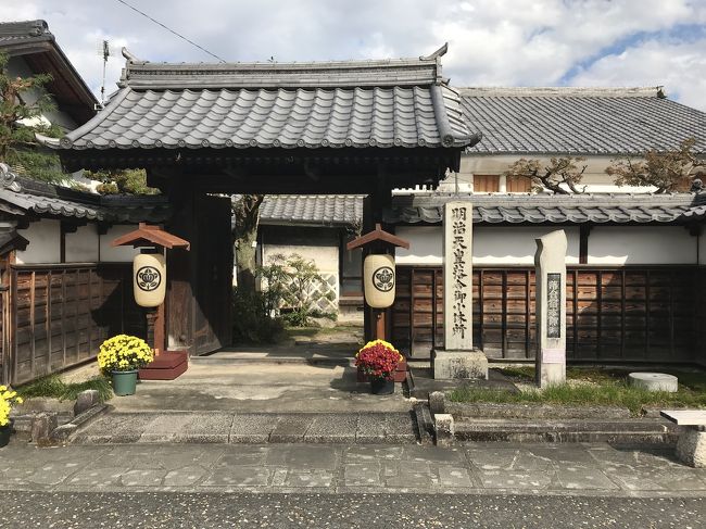 馬籠宿から落合宿を中津川宿には向かい歩く。<br /><br />落合宿は、前田家寄贈と伝わる落合宿本陣跡の見事な大門や、上町の常夜灯など、山あいの街道情緒を残す宿場町。<br /><br />馬籠宿から落合宿の本陣跡を通り善昌寺「門冠の松」までは下り道が主であったが、「門冠の松」を越える辺りから、高低差の低いアップダウンの繰り返しが多くなる。