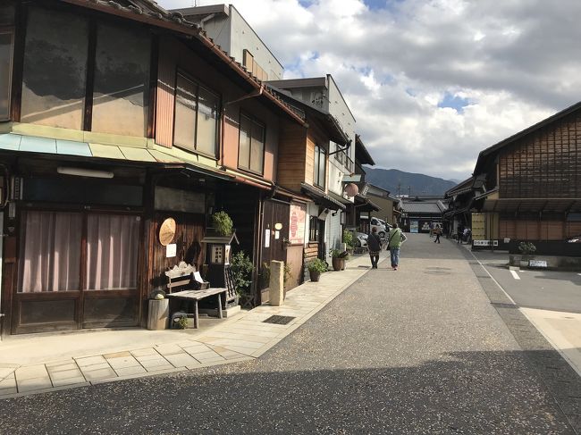 落合宿から中津川宿への道なり。<br /><br />中津川宿の高札場でやっと落合宿から中津川宿間のアップダウンの道なりから解放される。<br />中津川宿は、中山道の中でも特に賑わった宿場町のひとつ。JR南木曽駅から妻籠宿・馬籠宿・落合宿と歩き通し、賑わった宿場町であったことを実感し、また、「木曽路は山の中」だった。<br /><br />訪問時はNHKの大河ドラマで「西郷どん」放映中。中津川宿は、幕末薩長の密談「中津川会議」が行われた場所。また、長州藩士桂小五郎の隠れ家跡が残っていた。<br /><br />歩行距離は約20km強。歩行時間は約5時間30分。<br />乗降電車は、JR南木曽駅8:09着・JR中津川駅14:20発。（自称健脚）<br /><br />