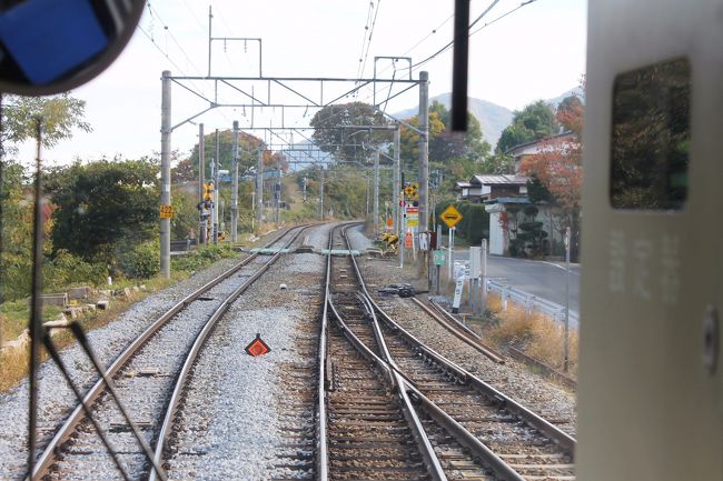 11月04日(日)　晴　JR那加駅からしなの鉄道軽井沢駅　まで<br /><br />10月13日から15日まで、下諏訪宿から軽井沢宿までの中山道を歩き、軽井沢で終えました。その続きを冬が来る前に、歩きたいと思い自宅から軽井沢へ向いました。<br />列車の旅です。今日1日、時間を掛けて軽井沢へ向えば好いのでした。特急列車には乗車しないで、ゆっくりと普通列車で向かいました。<br />軽井沢に行くのは何時の日に出かけても好いのでしたが、11月04日に向うように計画しました。タマタマ出かけた日には臨時列車を運行していましたし、篠ノ井ではお祭りが開かれていました。<br />自宅の最寄り駅から名古屋経由で篠ノ井駅まで行くとなると、4,750円です。土曜と日曜日に使用できる「青空フリーパス」と木曽平沢から篠ノ井までの乗車券を使うと4,060円で690円安くなります。こんなのは青空フリーパスの効果です。<br />秋を愛でながら、8時間余りの列車の旅でした。<br /><br />那加(07:25)　―　岐阜(07:34)　　　岐阜(07:42)　―　名古屋(08:05)名古屋(08:15)　―　塩尻(11:10)　　　塩尻(11:28)　―　松本(11:44)<br />松本(12:12)　―　篠ノ井(13:16)　　　<br />篠ノ井(13:57)　―　小諸(14:28)　　小諸(14:39) 　―　軽井沢(14:58)<br /><br /><br />感想<br />今日、1日。列車で移動の日でした。<br />臨時列車で、ナイスホリデー木曽路に乗る事が出来ました。北に向って走るナイスホリデー木曽路。中津川や薮原では多くの人が下車して行きました。木曽路と名が付いている様に、木曽路のハイキングを楽しむ人たちが乗っているのを見ました。<br />また、姥捨駅のスイッチバックを体験できました。色々と、鉄道を楽しむ事が出来ました。こう言った事が面白いです。<br />